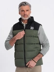 Pánská prošívaná bunda bez rukávů v kontrastních barvách - olivová V4 OM-JAVJ-0161