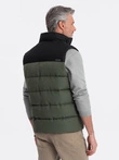 Pánská prošívaná bunda bez rukávů v kontrastních barvách - olivová V4 OM-JAVJ-0161