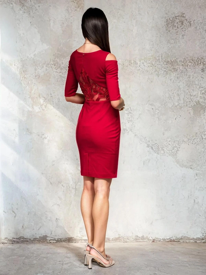 Dámské mini šaty s ozdobným výstřihem a odhalenými rameny DLR172 - červené